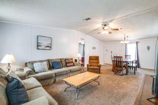 5 Mi to Homosassa Springs Park Home with Yard! - 5