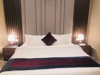 Red Fall Hotel - 8