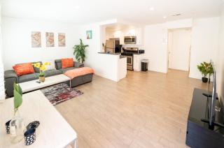 Stylish 1BR Apartment in Hollywood with Gated Parking near Downtown LA - 0
