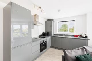Top Floor 2-Bedroom Central Apartment with Secure Parking New Build - 9