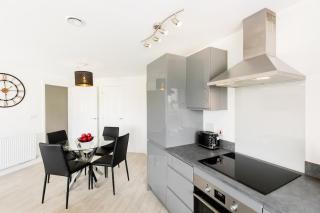Top Floor 2-Bedroom Central Apartment with Secure Parking New Build - 7