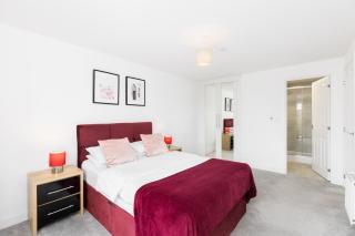 Top Floor 2-Bedroom Central Apartment with Secure Parking New Build - 6