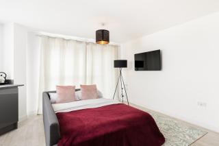 Top Floor 2-Bedroom Central Apartment with Secure Parking New Build - 4