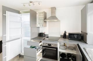 Top Floor 2-Bedroom Central Apartment with Secure Parking New Build - 2