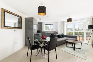 Top Floor 2-Bedroom Central Apartment with Secure Parking New Build - 1