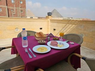 Queen lamis pyramids view - 2