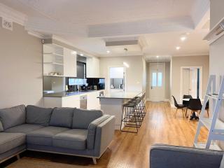 Cheerful 3-bedroom home with free parking on site - 0