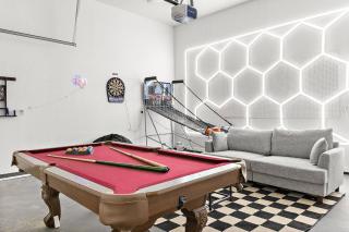 Luxury Oak Lawn Home | Game Room, Parking, Balcony - 6