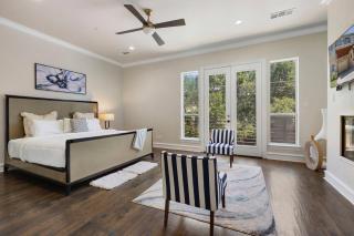 Luxury Oak Lawn Home | Game Room, Parking, Balcony - 5