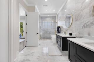 Luxury Oak Lawn Home | Game Room, Parking, Balcony - 2