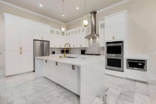 Luxury Oak Lawn Home | Game Room, Parking, Balcony - 2