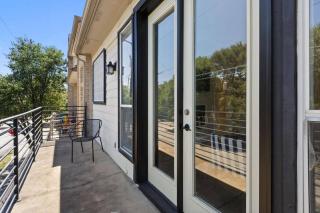 Luxury Oak Lawn Home | Game Room, Parking, Balcony - 7
