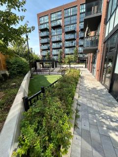 Vibrant 1 Bedroom Condo Apt - 8