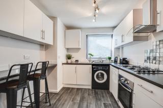 New 3 bedroom stylish home with drive & garden - 8