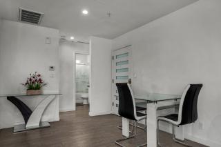 Modern 1-Bedroom Apartment Dining Area Free Gated Parking Central Los Angeles - 6