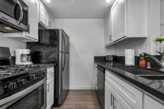 Large Modern 1-Bedroom With Dining Area In Central Location Close To Downtown LA - 3