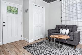 Mins to Beach - Studio Home- Walk to Downtown - Free Parking - 1