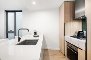 Bright 2-Bed Flat with Cityside Charm - 8