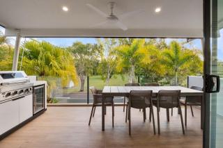 Deluxe Noosa home w pool walk to River and beach - 0