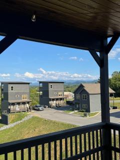 VanSquatch Lodge - 8