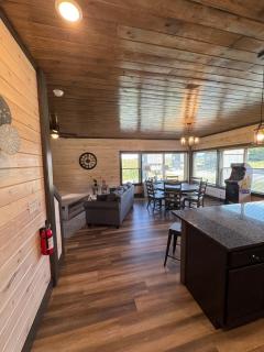 VanSquatch Lodge - 5
