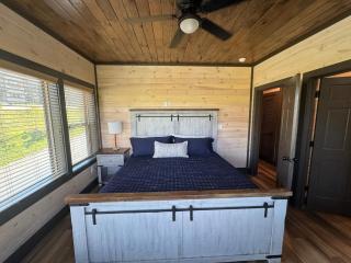 VanSquatch Lodge - 4