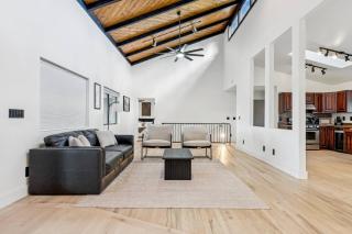 Rare Modern Family Getaway ~ 3 Acres & Game Room - 7