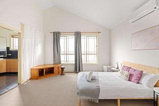 Simple No-Frills Double Room with Ensuite Bathroom & Air Conditioning in Bexley - 9