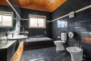 Simple No-Frills Double Room with Ensuite Bathroom & Air Conditioning in Bexley - 1