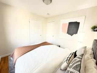 Luxury 3BR 2BA Retreat NYC Getaway Free Parking - 4