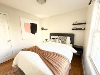 Luxury 3BR 2BA Retreat NYC Getaway Free Parking - 2