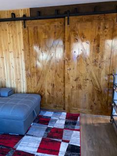 Romantic Cottage! King bed! Private hottub! Uptown! - 3