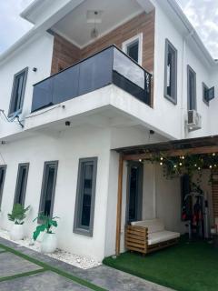 Luxury 5 bedroom standalone with PS5, WiFi, gym - 5