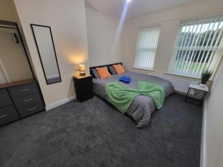 Modern 3-Bedroom House w Private Parking - 0