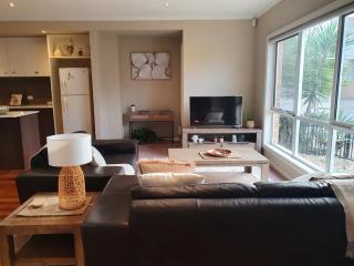 L'Barza Lovely 3BR Serviced Townhouse near Lake - 0