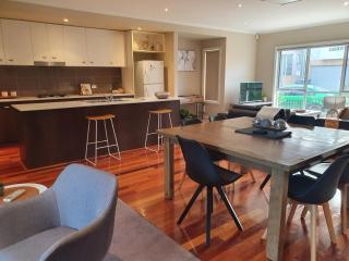 L'Barza Lovely 3BR Serviced Townhouse near Lake - 8