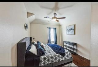 Spacious Lavish Midterm Oasis Home - 8