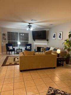 Spacious Lavish Midterm Oasis Home - 5