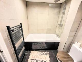 Large Modern House with Private Parking - Heeley - 5