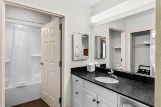 MainStay Suites Roanoke Airport - 2