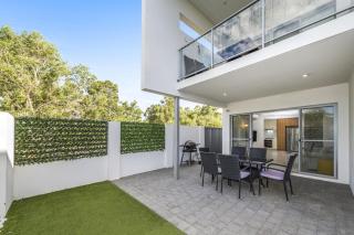 Entire 3-Bedroom Home in Mirrabooka Town Centre - 1