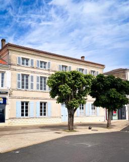 GRANDE MAISON BOURGEOISE AVEC JARDIN - Centre ville Surgères - Chic & Moderne - Idéal Famille & Amis - 0