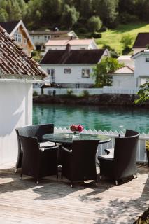 Stryn - house by the river - 9