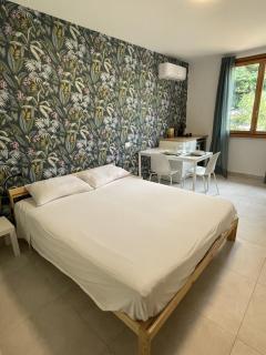 The Green Nest - pool & lake view - 5