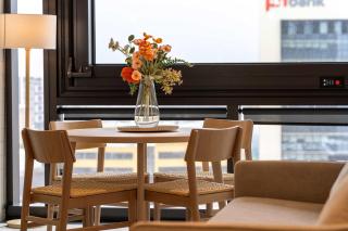 Perth CBD Oasis Stylish Apartment with City Views Pool & Gym - 0