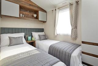 Luxury mini lodge with hot tub and decking at Tattershall Lakes - 3