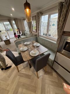 Luxury mini lodge with hot tub and decking at Tattershall Lakes - 6