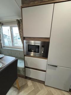 Luxury mini lodge with hot tub and decking at Tattershall Lakes - 5