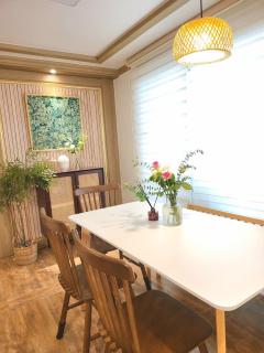 Daegu Tourism Center 3 minutes on foot from Banwoldang Station All subway lines Shopping sightseeing and gourmet Dining table for 6 people 4 beds and 1 sofa bed Free parking - 8