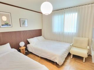 Daegu Tourism Center 3 minutes on foot from Banwoldang Station All subway lines Shopping sightseeing and gourmet Dining table for 6 people 4 beds and 1 sofa bed Free parking - 7